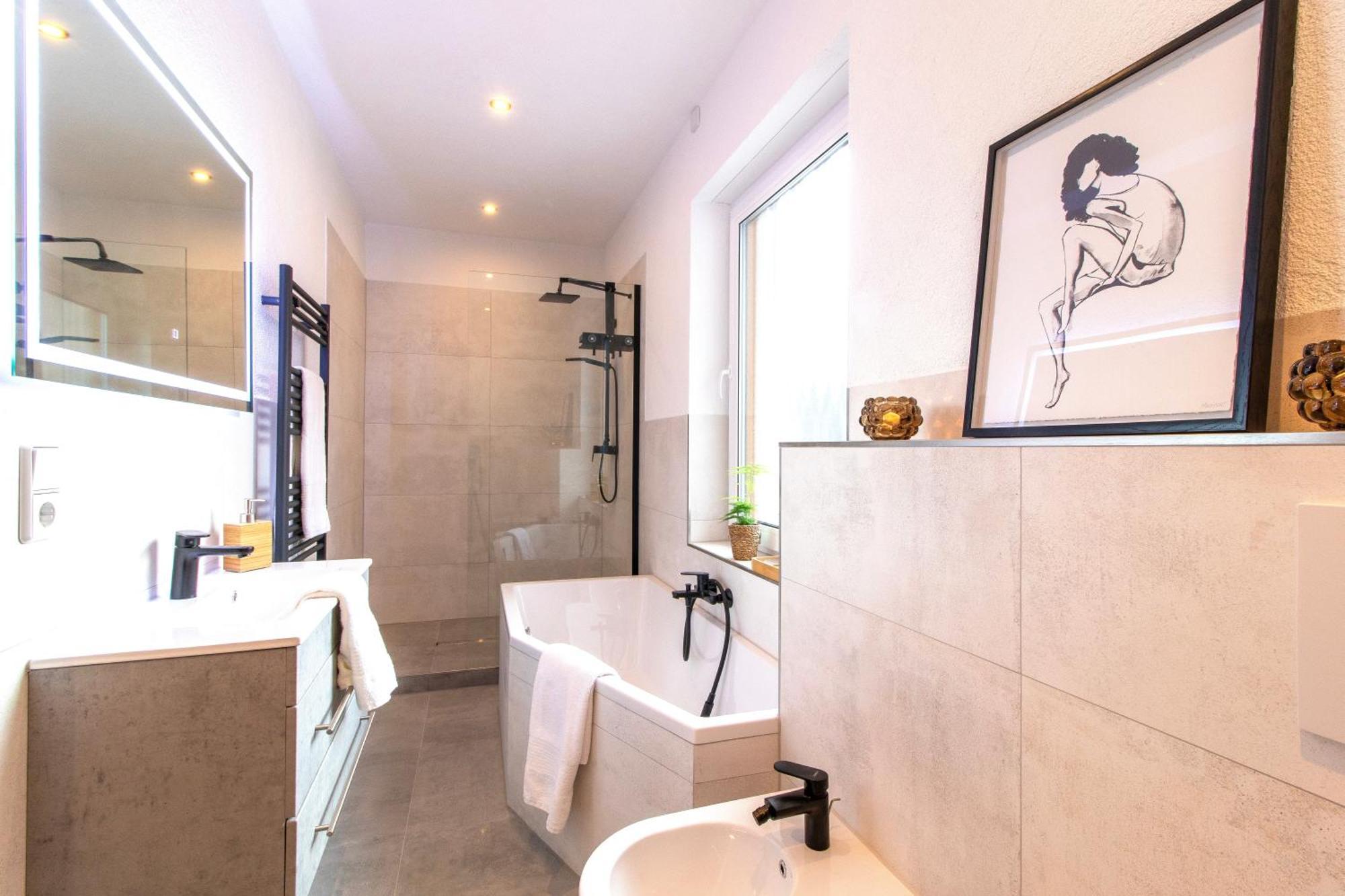 Stilvolles City-Apartment I Netflix I Wlan L Stellplatz I Zentral Schwarzenberg  Ngoại thất bức ảnh