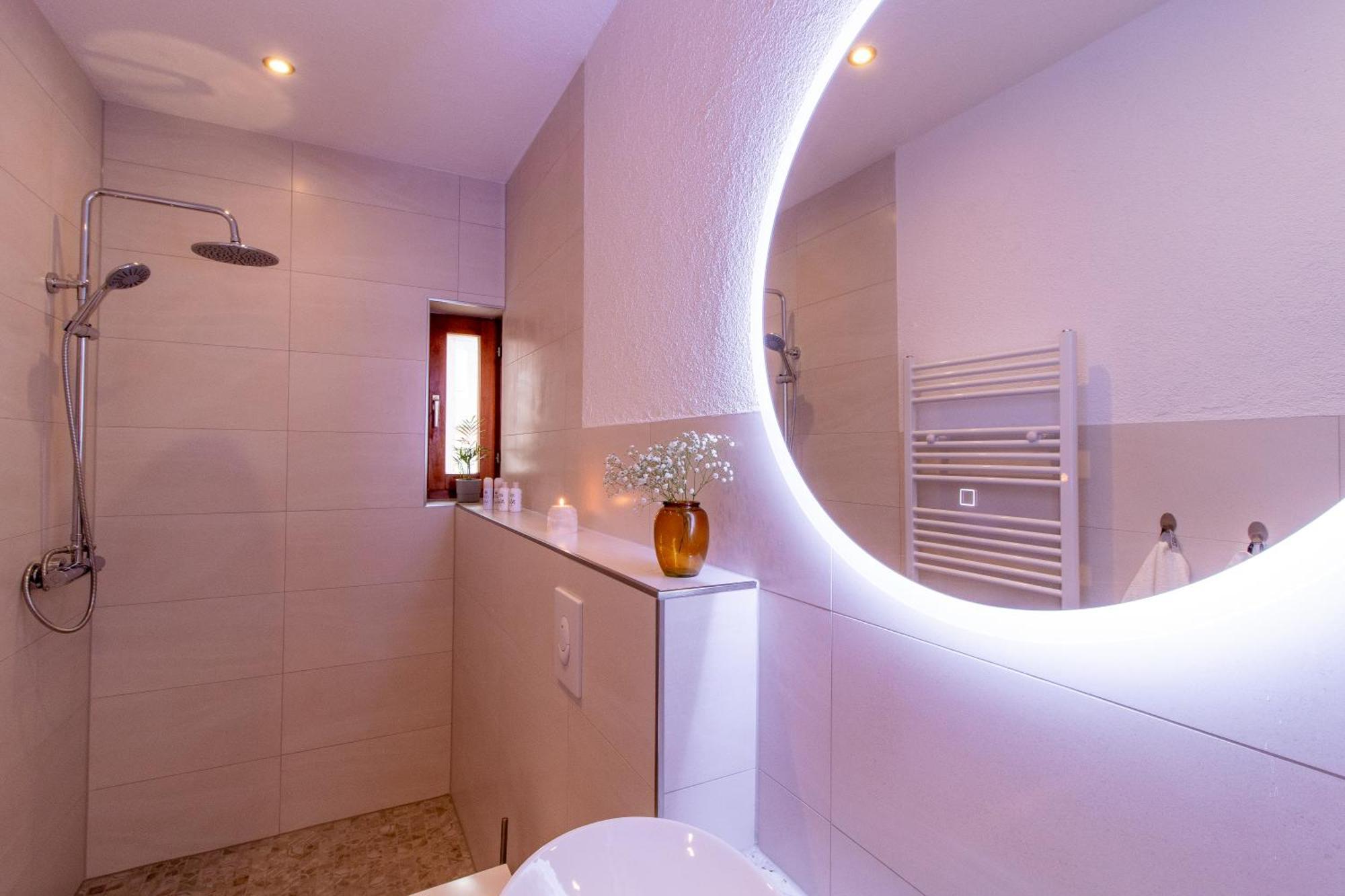 Stilvolles City-Apartment I Netflix I Wlan L Stellplatz I Zentral Schwarzenberg  Ngoại thất bức ảnh